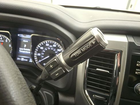 Used 2018 Nissan Titan SV image 12