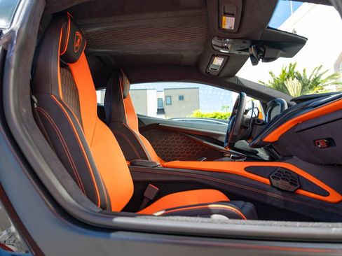 Used 2025 Lamborghini Revuelto AWD/4WD image 8