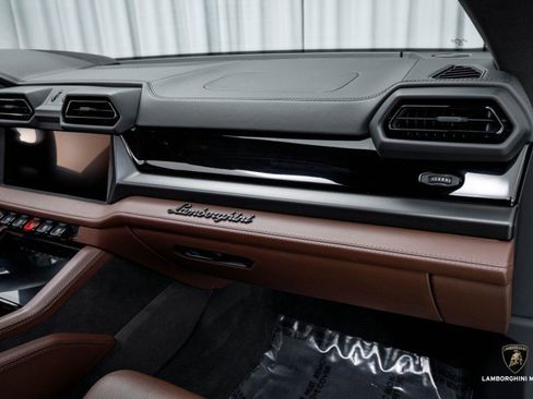 Used 2025 Lamborghini Urus SE image 46