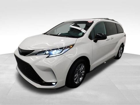 Used 2023 Toyota Sienna XSE image 13