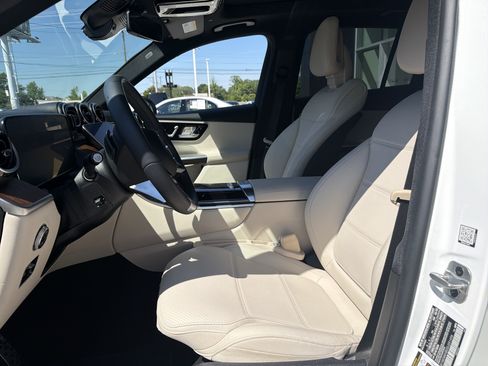 Used 2025 Mercedes-Benz GLC 300 4MATIC image 16