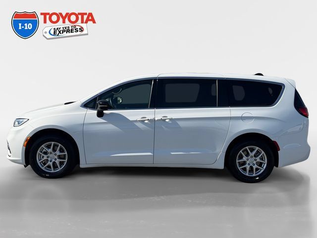 Used 2025 Chrysler Pacifica Select FWD image 2