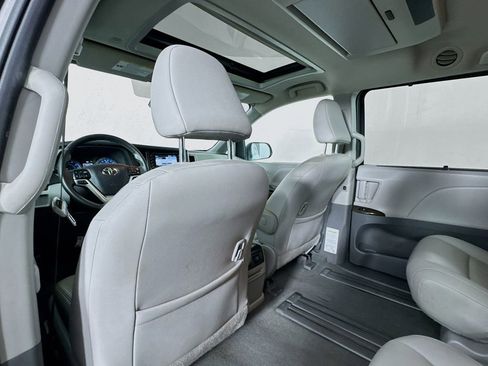 Used 2020 Toyota Sienna XLE Premium image 18
