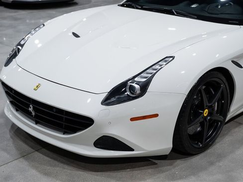 Used 2016 Ferrari California T RWD image 18