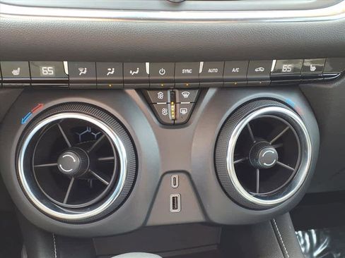 Used 2025 Chevrolet Blazer LT image 21