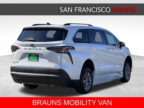 Used 2026 Toyota Sienna XLE FWD image 5