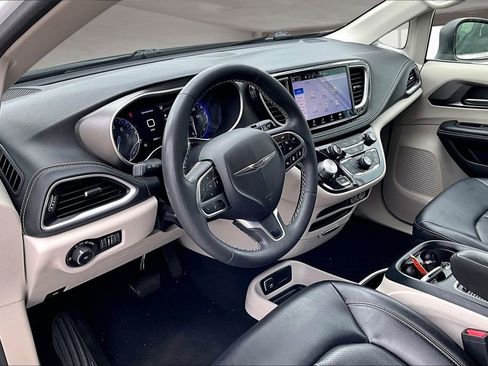 Used 2023 Chrysler Pacifica Touring-L FWD image 15