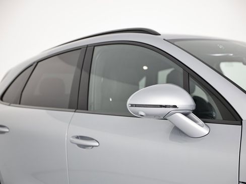 Certified 2025 Porsche Macan image 17