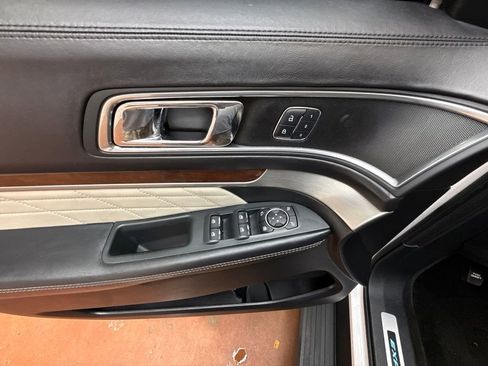 Used 2018 Ford Explorer Platinum AWD/4WD image 24