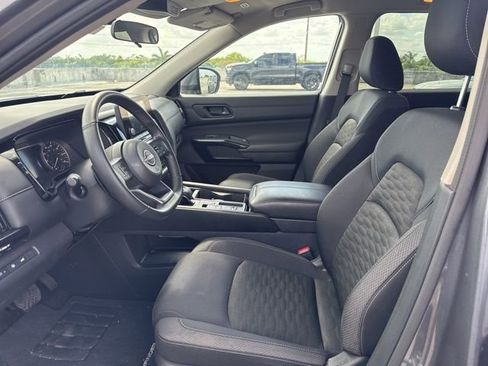 Used 2025 Nissan Pathfinder SV image 8