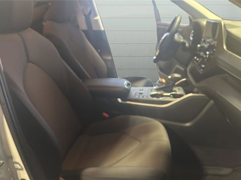 Used 2023 Toyota Highlander LE image 23