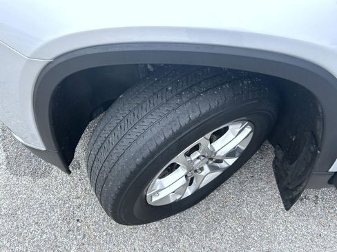 Used 2021 Chevrolet Traverse LT image 25