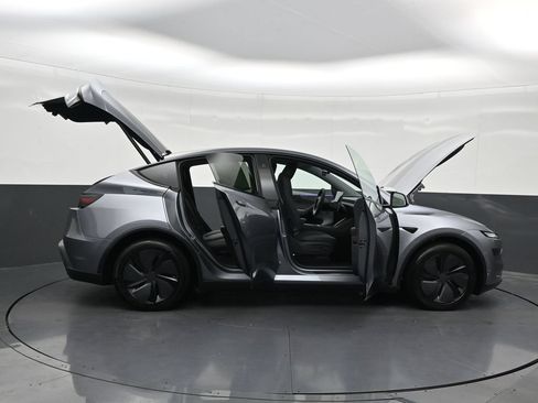 Used 2026 Tesla Model Y 2WD image 31