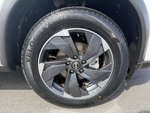 Used 2024 Nissan Rogue SV image 9