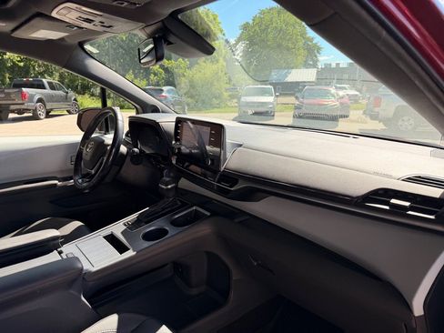 Used 2022 Toyota Sienna XSE w/ XSE Plus Package AWD/4WD image 17