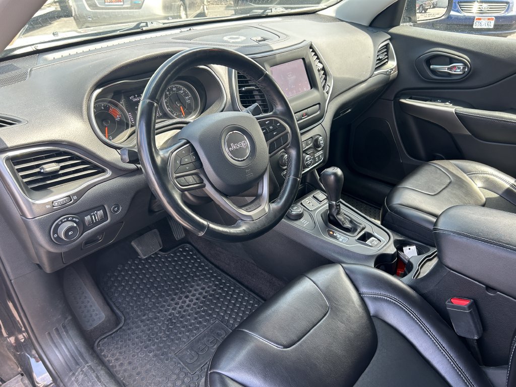 Used 2019 Jeep Cherokee Latitude Plus w/ Comfort/Convenience Group AWD/4WD image 25