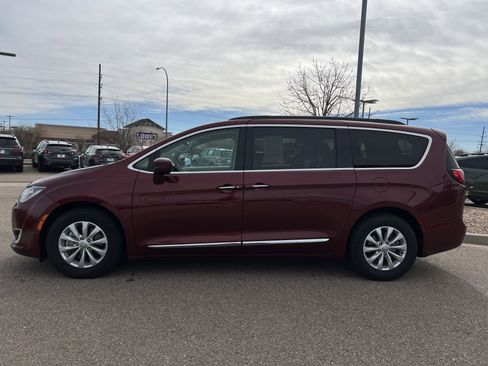 Used 2017 Chrysler Pacifica Touring-L image 15