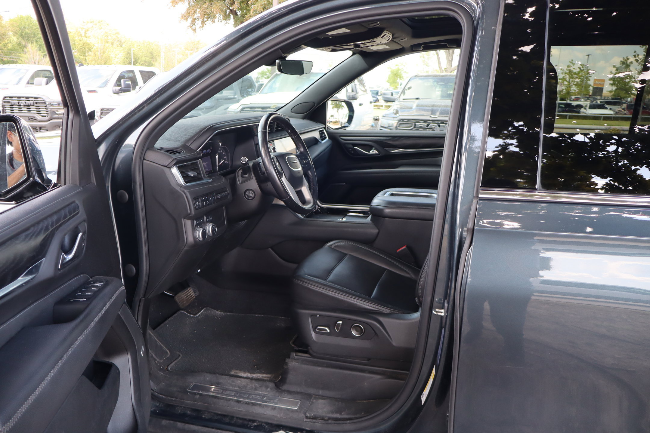Used 2021 GMC Yukon Denali w/ Denali Premium Package AWD/4WD image 27