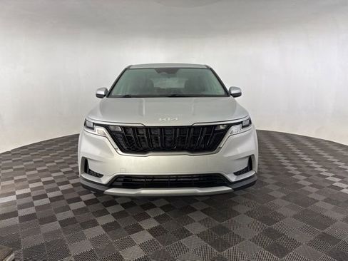 Used 2023 Kia Carnival LX image 3
