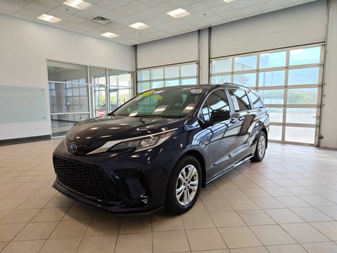 Used 2023 Toyota Sienna XSE w/ XSE Plus Package AWD/4WD image 8