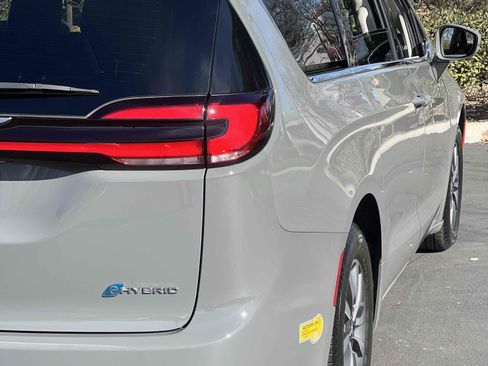 Used 2022 Chrysler Pacifica Touring-L image 61