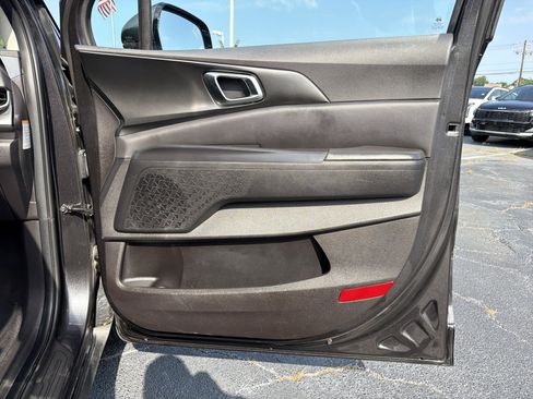 Used 2025 Kia Carnival SX w/ SX Dark Edition Package FWD image 12