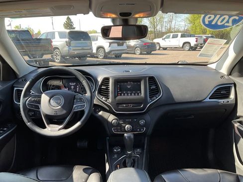 Used 2019 Jeep Cherokee Latitude Plus w/ Comfort/Convenience Group AWD/4WD image 3
