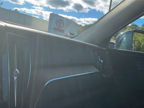 Used 2022 Volvo XC60 B5 Momentum w/ Climate Package image 18