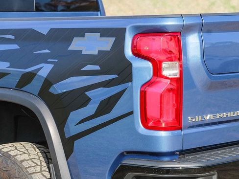 Used 2024 Chevrolet Silverado 2500 ZR2 w/ Technology Package image 11