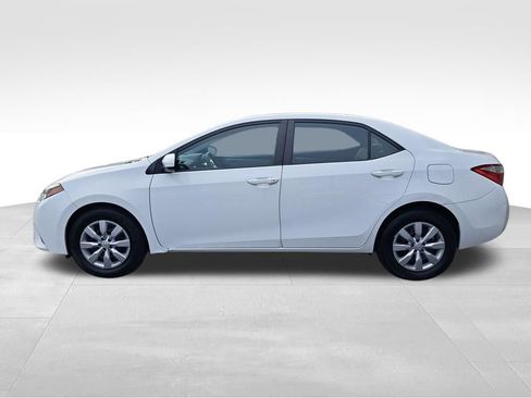 Used 2015 Toyota Corolla LE FWD image 2