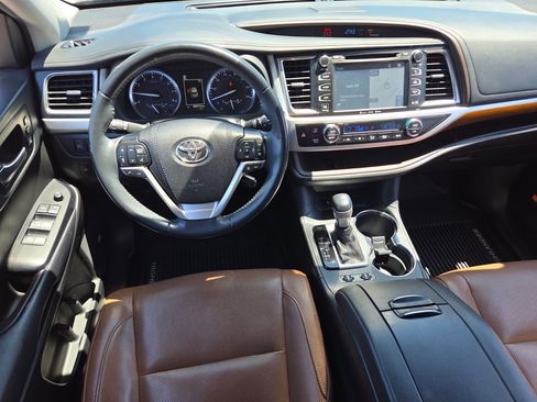 Used 2019 Toyota Highlander Limited FWD image 7