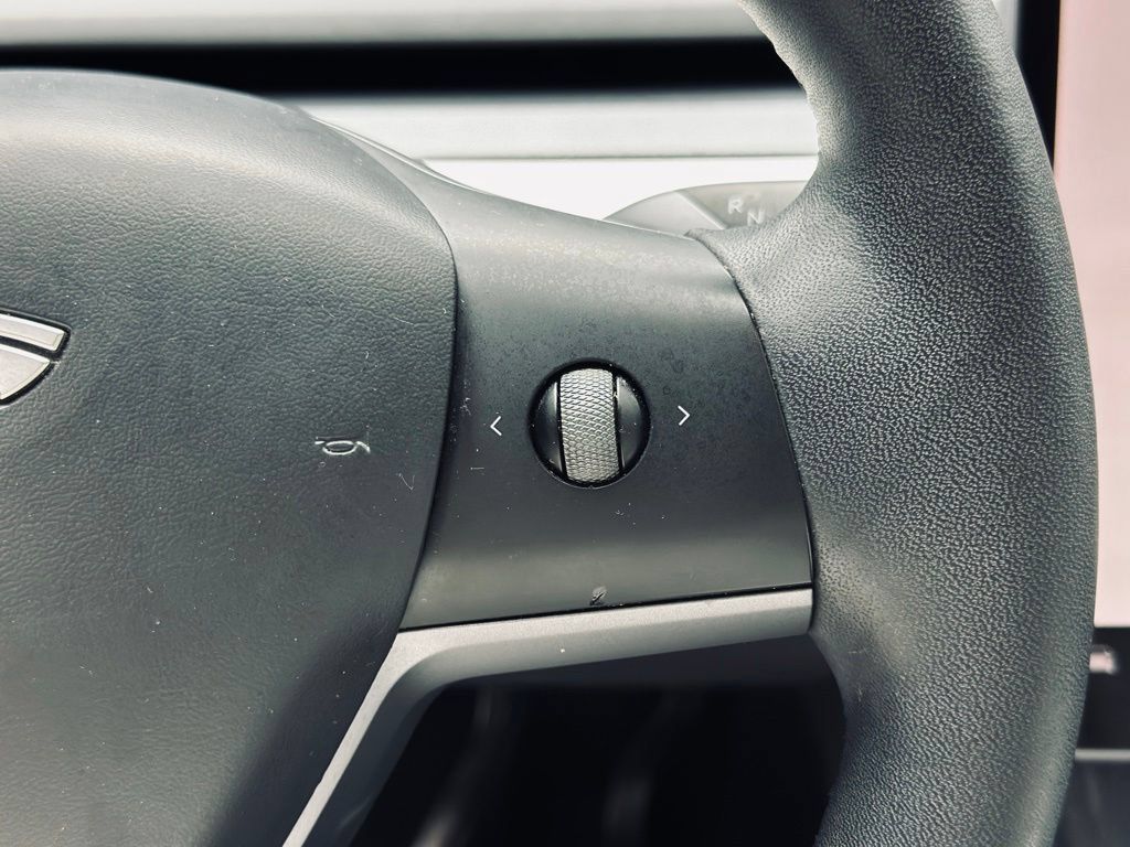Used 2023 Tesla Model Y Long Range AWD/4WD image 27