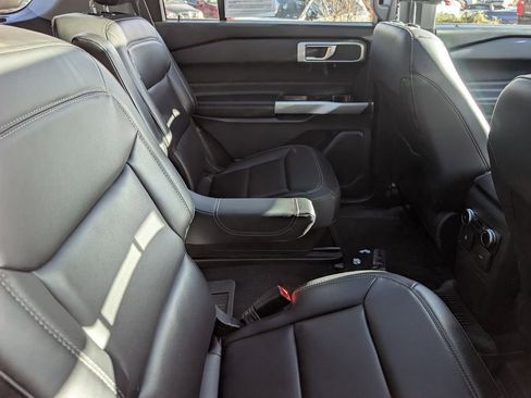 Used 2022 Ford Explorer XLT w/ Equipment Group 202A image 7