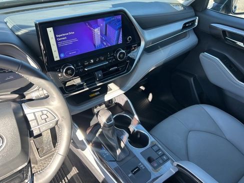 Used 2024 Toyota Highlander Platinum image 31