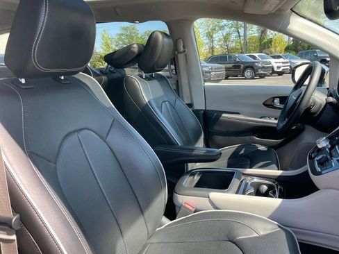 Certified 2023 Chrysler Pacifica Limited FWD image 15