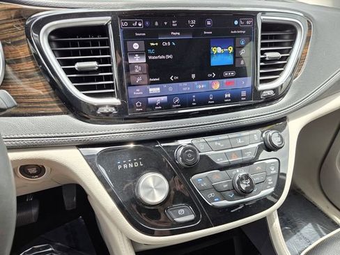 Used 2023 Chrysler Pacifica Limited FWD image 26