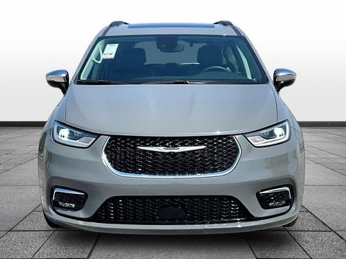 Used 2023 Chrysler Pacifica Limited FWD image 3