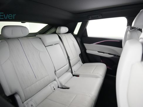 Used 2024 Cadillac Lyriq Luxury RWD image 5