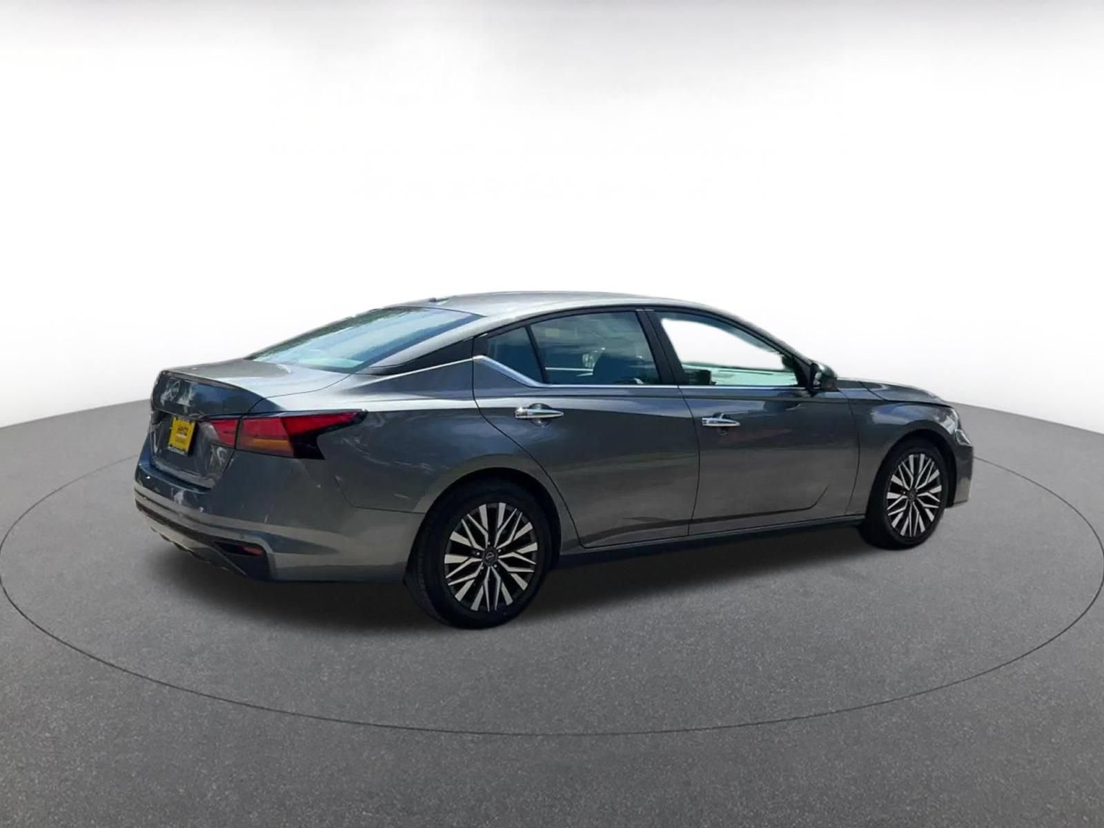 Used 2025 Nissan Altima 2.5 SV FWD image 14