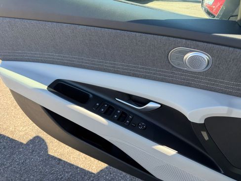 Used 2025 Hyundai Elantra Limited image 18