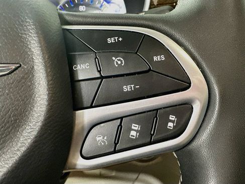 Used 2023 Chrysler Pacifica Limited FWD image 23
