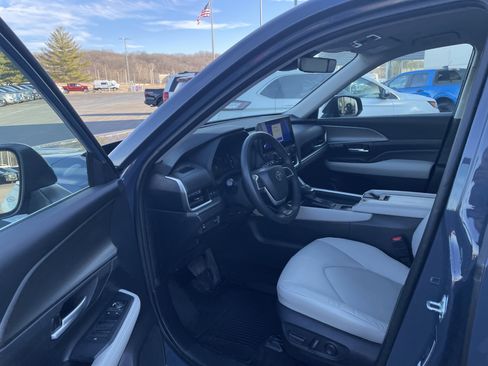 Used 2024 Toyota Grand Highlander XLE image 12