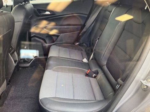 Used 2025 Chevrolet Trax LT w/ LT Convenience Package image 13