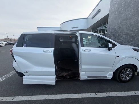 Used 2022 Toyota Sienna XLE image 3