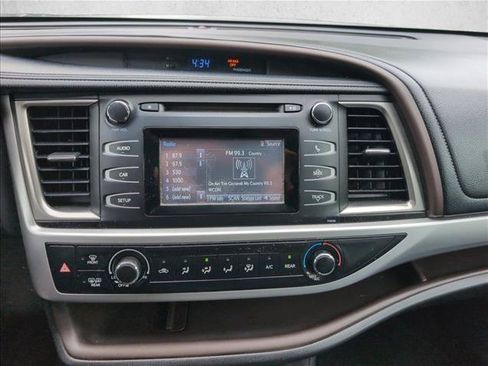 Used 2014 Toyota Highlander LE FWD image 14