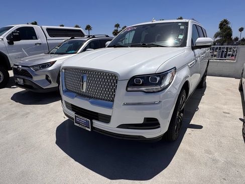 Used 2023 Lincoln Navigator Reserve AWD/4WD image 3