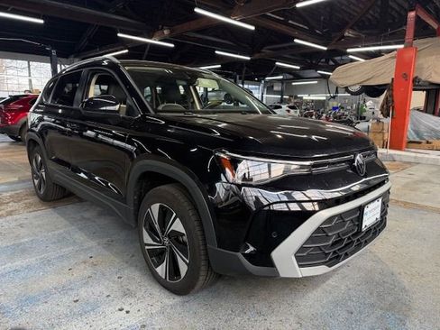 Used 2025 Volkswagen Taos SE image 5