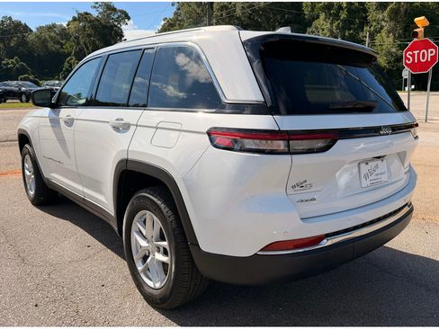 Used 2023 Jeep Grand Cherokee Laredo AWD/4WD image 4