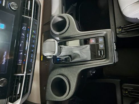 Used 2024 Toyota Sienna XLE w/ XLE Plus Package FWD image 19