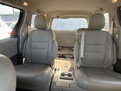 Used 2017 Toyota Sienna XLE w/ XLE Navigation Package image 13